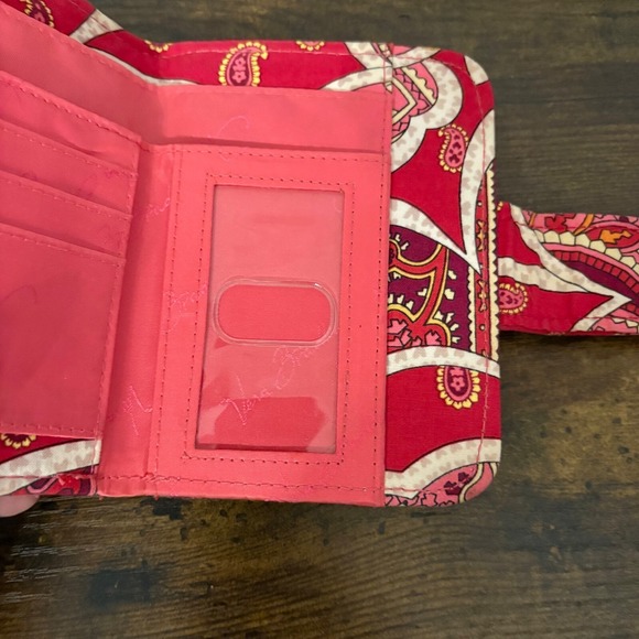 Vera Bradley Red Pink Paisley Quilted Bifold Compact Wallet with Zip Pocket - Picture 4 of 5